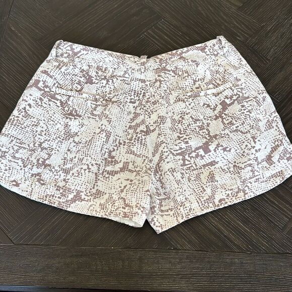 White High waisted shorts, pleated front, trouser style, professional, classic - Picture 5 of 7